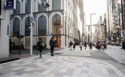GINZA SIXの手前の信号を左に曲がります。
