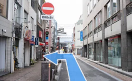 そのまま直進し、第13ホームランのある十字路を左へ曲がる画像