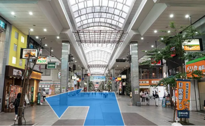 商店街を直進し、最初の横断歩道のところ（左前にセブンイレブン）を左へ曲がる