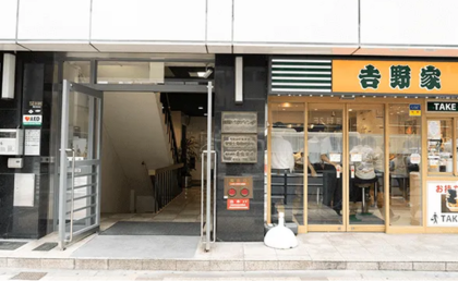 AGAスキンクリニック大阪梅田院の行き方⑦道なりに進み、交差点も直進。渡ってすぐ左手に吉野家があるビルの3Fです