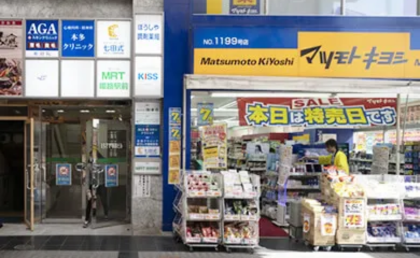 AGAスキンクリニック姫路院の行き方④みゆき通り商店街の入り口入ってすぐ、マツモトキヨシが1Fにあるビルです。 マツモトキヨシの左側にあるドアから奥に進むとエレベーターがある