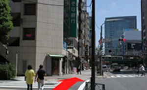 ｲｰｽﾄ駅前ｸﾘﾆｯｸ新橋院の都営三田線からの道順③正面の信号を渡り、直進