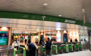 ｲｰｽﾄ駅前ｸﾘﾆｯｸ横浜院の道順(JR線)①南改札を出て、右手の階段から地上のみなみ西口に向かう