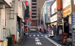ｲｰｽﾄ駅前ｸﾘﾆｯｸ横浜院の道順(JR線)④郵便局とｽﾀｰﾊﾞｯｸｽｺｰﾋｰの間を左に曲がり、突き当りまで進む