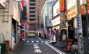 ｲｰｽﾄ駅前ｸﾘﾆｯｸ横浜院の道順(相鉄線)④郵便局とｽﾀｰﾊﾞｯｸｽｺｰﾋｰの間を左に曲がり、突き当りまで進む