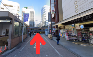 ｲｰｽﾄ駅前ｸﾘﾆｯｸ町田院の道順②東口の階段を上がると、正面にマツモトキヨシが入ったビルが見える