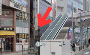 ｲｰｽﾄ駅前ｸﾘﾆｯｸ立川院の道順②そのまま2階デッキを左前方に進み、突き当りにあるエスカレーターを降りる