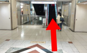 ｲｰｽﾄ駅前ｸﾘﾆｯｸ大阪院の行き方(JR北新地駅)③まっすぐ進むとエスカレーターがあり、そのまま２階に上がる