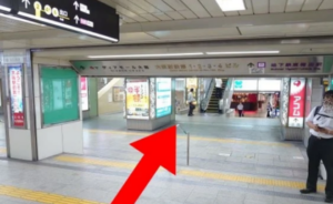 ｲｰｽﾄ駅前ｸﾘﾆｯｸ大阪院の行き方(四つ橋線西梅田駅)②大阪駅前第一ビルに入り、小さなエスカレーターを上がる