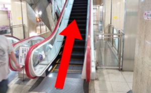 ｲｰｽﾄ駅前ｸﾘﾆｯｸ大阪院の行き方(阪神各線梅田駅)⑤まっすぐ進みエスカレーターで２階に上がる