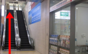 ｲｰｽﾄ駅前ｸﾘﾆｯｸ天王寺院の行き方(近鉄阿倍野橋駅)②右側の阿倍野歩道橋へつながるエスカレーターを上がる