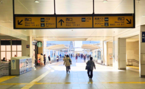 ｲｰｽﾄ駅前ｸﾘﾆｯｸ川越院の道順②直進して西口デッキへ出る