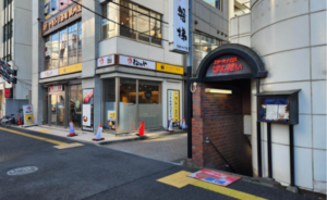 ｲｰｽﾄ駅前ｸﾘﾆｯｸ川越院の道順⑤下りたら直進し、最初の角（和牛ステーキ磐梯と松のやの間）を右に曲がる
