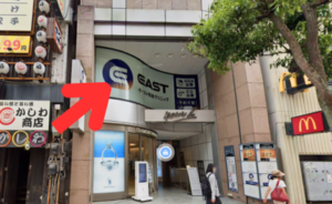 ｲｰｽﾄ駅前ｸﾘﾆｯｸ柏院の道順④1階がダイヤモンドシライシの建物、プールドゥビルの2階になります。