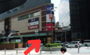 ｲｰｽﾄ駅前ｸﾘﾆｯｸ梅田院の行き方(JR大阪駅)①JR大阪駅から阪急百貨店東側へ向かい横断歩道を渡る