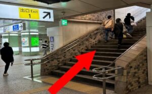 JR新宿駅からの湘南AGAクリニック新宿本院のアクセス④右側に「出口1」の階段を上がる