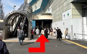 JR新宿駅からの湘南AGAクリニック新宿本院のアクセス⑤エスカレータ横の歩道を直進