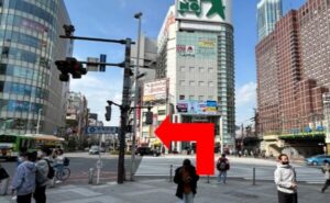 JR新宿駅からの湘南AGAクリニック新宿本院のアクセス⑦坂を下った先にある横断歩道を渡り、左に曲がる