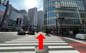 JR新宿駅からの湘南AGAクリニック新宿本院のアクセス⑧再度、横断歩道を渡り直進