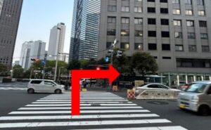 JR新宿駅からの湘南AGAクリニック新宿本院のアクセス⑪新宿警察署前の横断歩道を渡り、右に曲がる