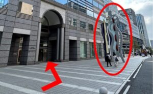 JR新宿駅からの湘南AGAクリニック新宿本院のアクセス⑬直進すると左側にオブジェがあり、手前のビルが新宿アイランドウイングです