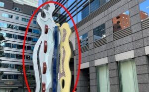 東京メトロからの湘南AGAクリニック新宿本院のアクセス5そのまま進むと、右側にオブジェがあります