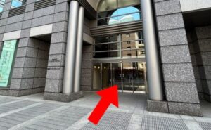 東京メトロからの湘南AGAクリニック新宿本院のアクセス6オブジェの右側にあるビルが、新宿アイランドウイングです