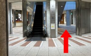 東京メトロからの湘南AGAクリニック新宿本院のアクセス(地下直結)③自動ドアを入り、エスカレーターを迂回して奥に進む
