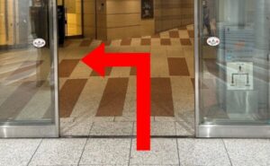 東京メトロからの湘南AGAクリニック新宿本院のアクセス(地下直結)⑤自動ドアを入ってすぐ左手がクリニックが入るビルです