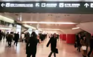 JR大阪駅からのアクセス②階段をおりてまっすぐに進んで頂くと、看板がみえる
