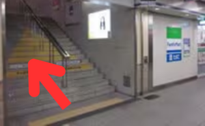JR大阪駅からのアクセス⑤その隣に、C-60の階段があるので、それを登る