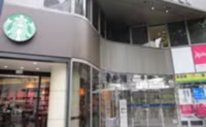 JR大阪駅からのアクセス⑥スターバックス・コーヒーが１階にはいった桜橋プラザビルがあります