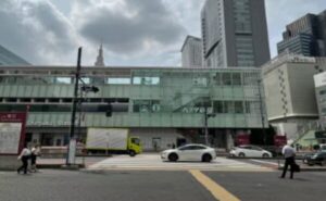 JR新宿駅南改札からのアクセス②道の反対側にバスタ新宿が見えますので、目の前の横断歩道を渡って右に進む