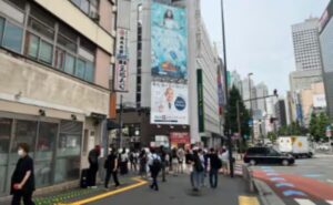 JR新宿駅南改札からのアクセス③120メートルほど進むと「西新宿１丁目」交差点が見えるので、そこを左に曲がる
