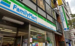 JR新宿駅南改札からのアクセス④直進するとファミリーマート見えてきます