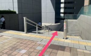 JR新宿駅新南改札からのアクセス④すぐの階段を下りる