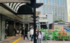 JR横浜駅（地上）から湘南AGAのアクセス②ロータリーに向かって左手に見える高島屋の正面口方面に進む