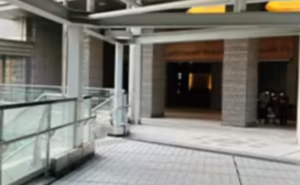 JR横浜駅（地上）から湘南AGAのアクセス④上って直進したら、左手の階段を下りる