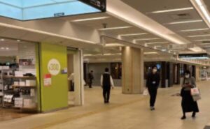 JR横浜駅（地下）から湘南AGAのアクセス⑤スリーコインズとスターバックスを左手に直進