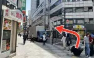 JR池袋駅からのアクセス⑨黄色の看板大黒屋さんに向かって左手に進む