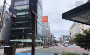 西鉄天神駅から湘南AGA福岡院のアクセス③2つ目の横断歩道の向かい正面にFUTATA THE FLAGと表記のある黒いビルの【天神フタタビル】があります。歩道を渡って左折し、100mほど直進